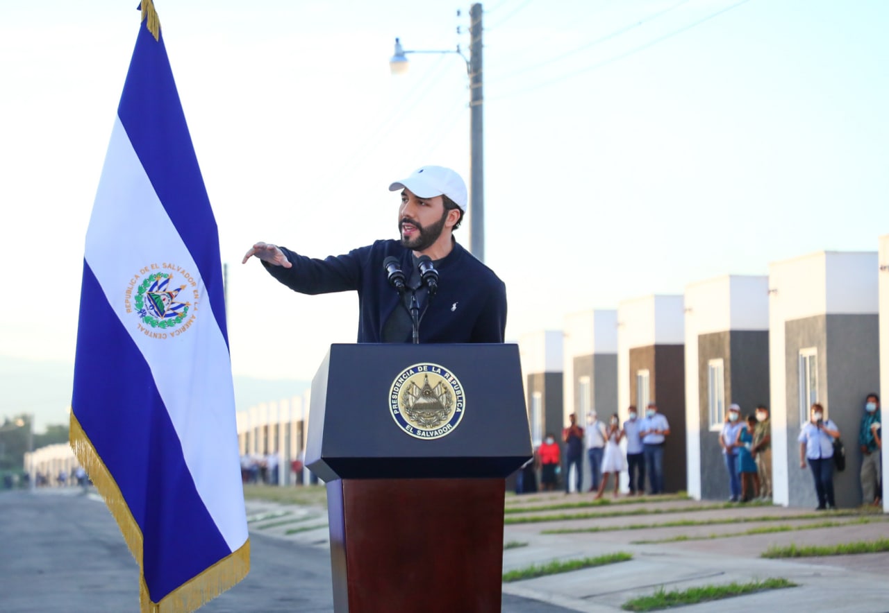 presidente-bukele-realiza-entrega-de-viviendas-a-familias-afectadas-por-la-tormenta-amanda